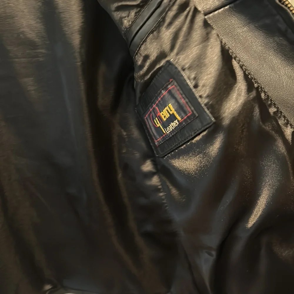 Woman leather jacket. Size small. - Picture 2 of 7